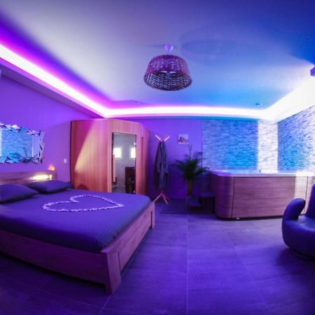 Nuit Vip Spa Sauna Privatif Le Rove Eksteriør bilde