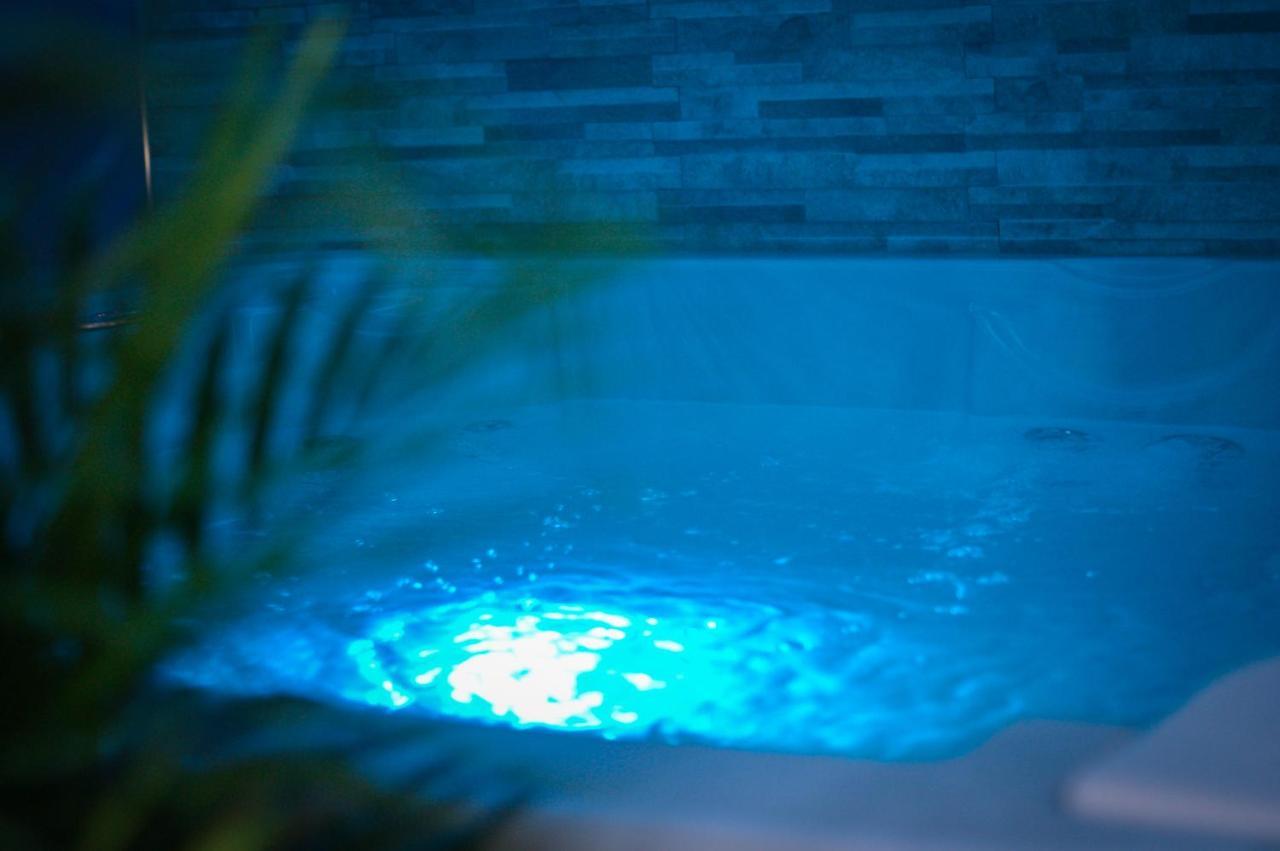Nuit Vip Spa Sauna Privatif Le Rove Eksteriør bilde