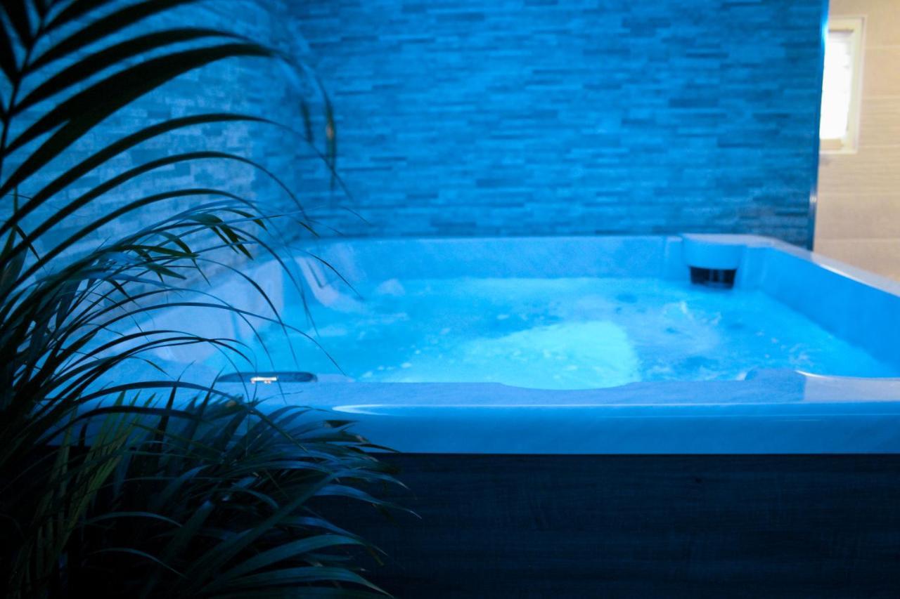 Nuit Vip Spa Sauna Privatif Le Rove Eksteriør bilde